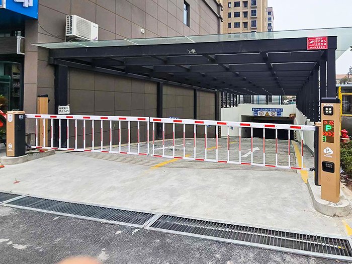 某小区停车场采用 “安快” 车牌识别系统