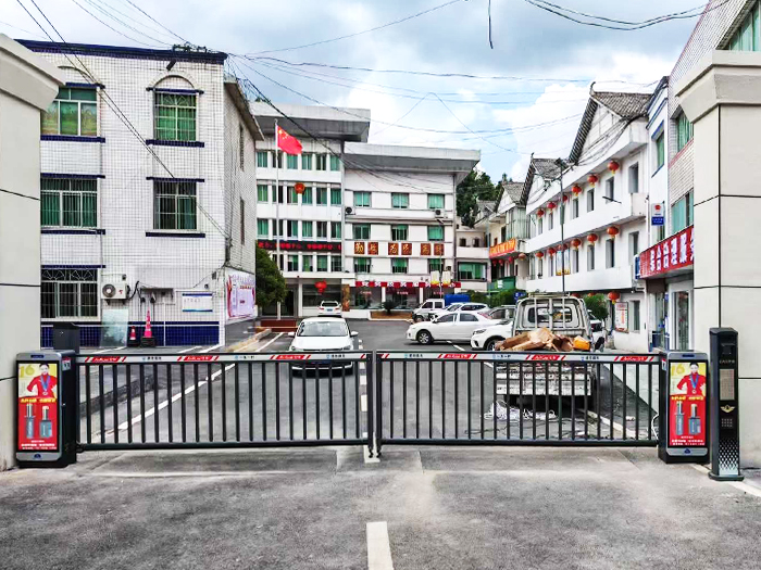 某社区采用 “安快” 一进一出栅栏道闸（对开）