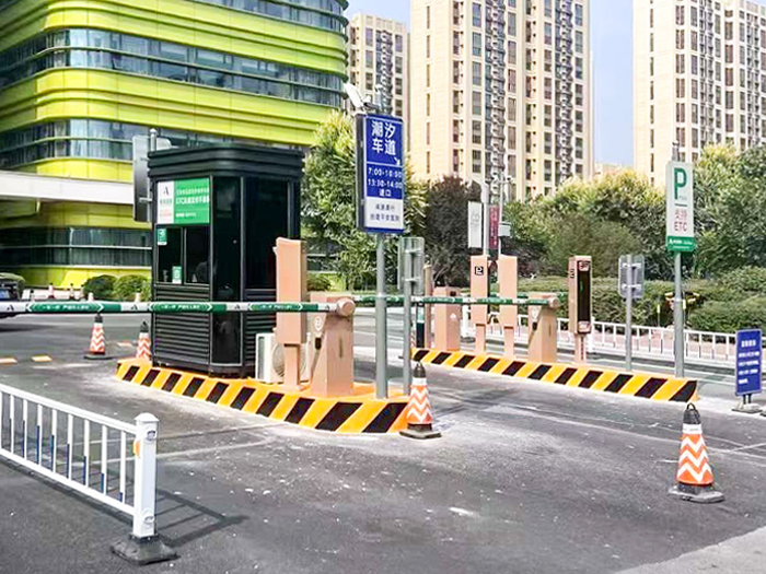 某医院停车场采用 “安快” 车牌识别系统