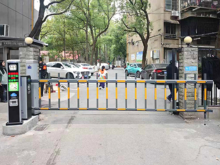 某小区停车场采用 “安快” 同进同出栅栏道闸