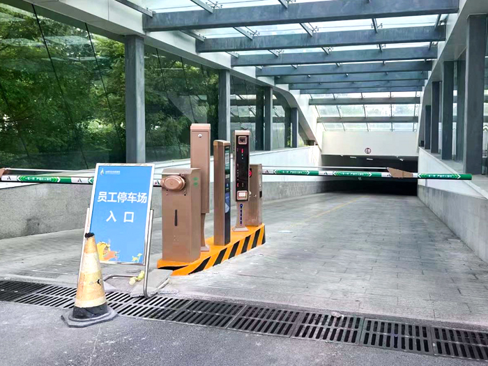 某地下停车场采用 “安快” 一进一出直杆道闸