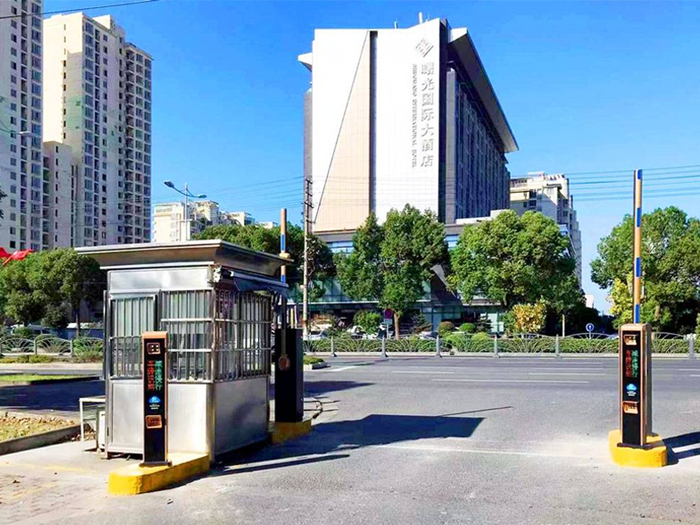 某小区采用 “安快” 一进一出直杆道闸停车管理
